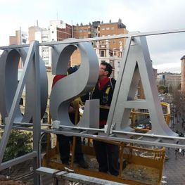 Rótulos Luminosos Luce, S.L. personas haciendo mantenimiento al aviso